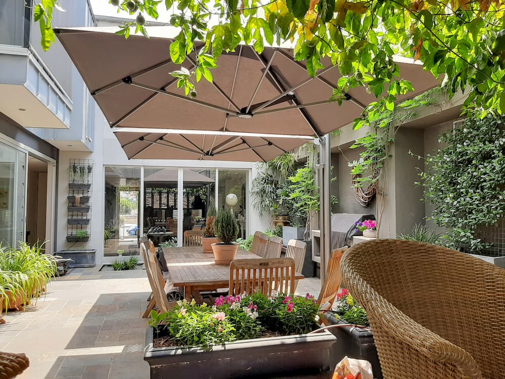 McMahons Point Outdoor Dining Area.
New Cantilever umbrella model, the Unity. Our first installation of this new umbrella in the 2.5m Duo configuration, looking great!